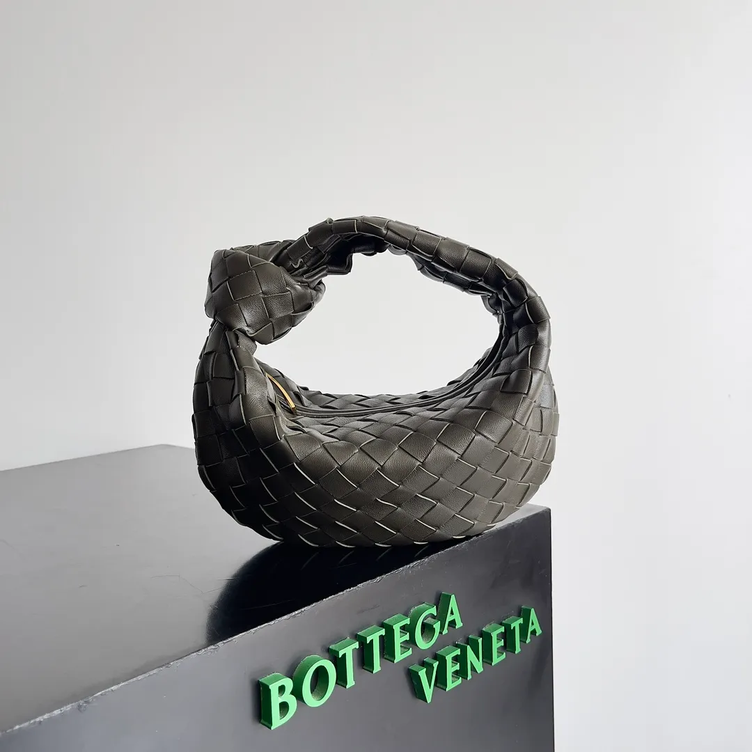 Batch 1120 Bottega veneta͙.——The latest braided and knotted hobo🔥 The top-grade lambskin leather is very soft, the bag shape is unique, practical and durable. It retains the traditional weaving elements while being a bit more flamboyant ~ Made of hand-woven sheepskin, zipper opening and closing, curved seamless structure, effortless to match. Highly recommended⚠️⚠️⚠️ The highest-end in the market🌈 Welcome to compare [Factory equipped with full package] size: 23x15x5cm.   Model: 651876